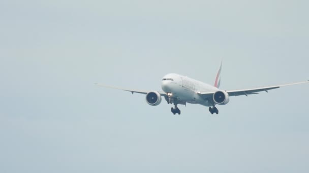 Avión aterrizando bajo la lluvia — Vídeos de Stock