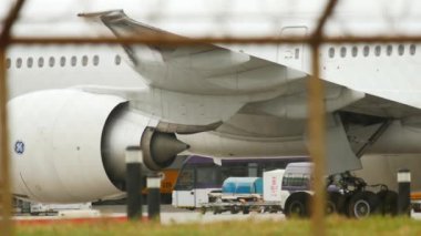 Pistteki bir uçağın detaylı görüntüsü.