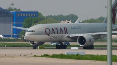 Kargo Boeing Katar havaalanında taksicilik yapıyor.