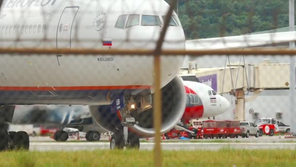 Aeroflot Havayolları Boeing 777 pistte. — Stok video