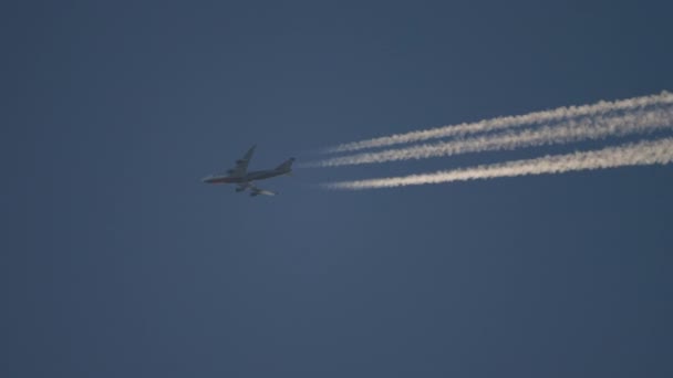 Gökyüzünde yükseklerde uçan uçak — Stok video