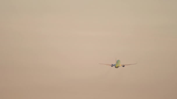 Flugzeug hebt ab und gewinnt an Höhe — Stockvideo