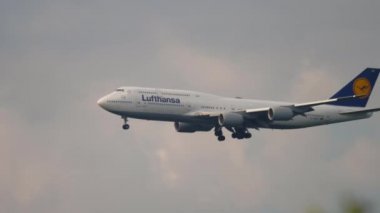 Lufthansa Boeing 747 inişi.