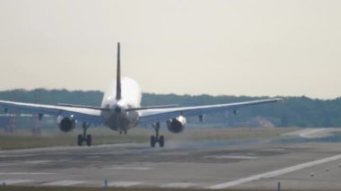 Siluet uçak dumanla iniyor