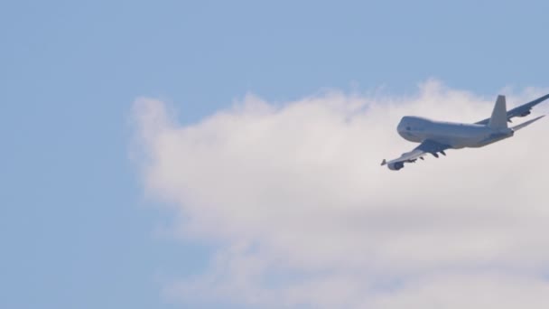 Un avion à fuselage large prend de l'altitude et vire — Video