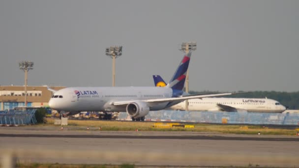 LATAM Airlines taxi 's naar de startbaan — Stockvideo