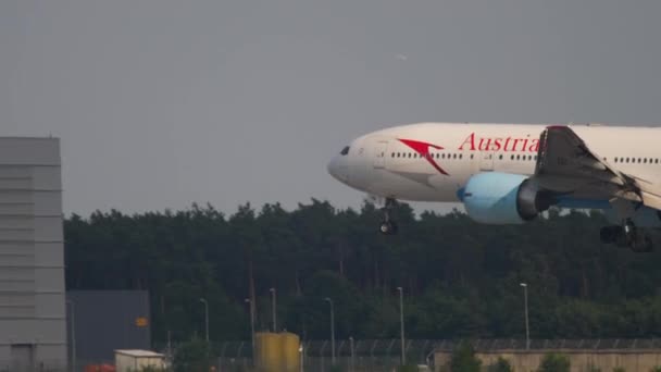 Austrian Airlines Boeing 777 komt aan — Stockvideo