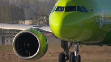 Dönüş yapan uçağın yakın çekimi.