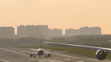 Uçak kalkış kuyruğunda, pist manzaralı.