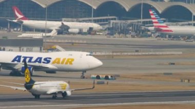 Uçak hızlanıyor ve kalkıyor, Hong Kong 'dan uçuyor.