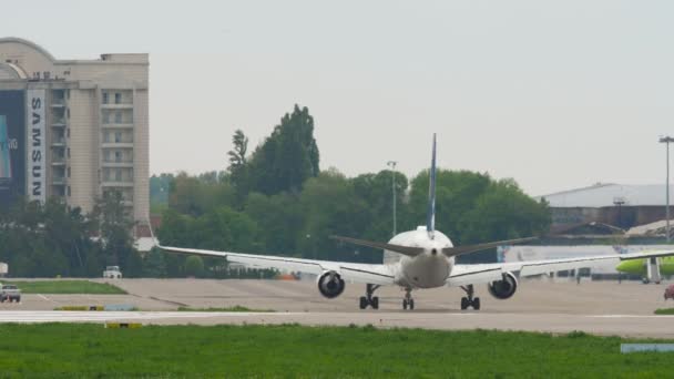 Air Astana Boeing 757 circulant jusqu'au terminal de l'aéroport — Video