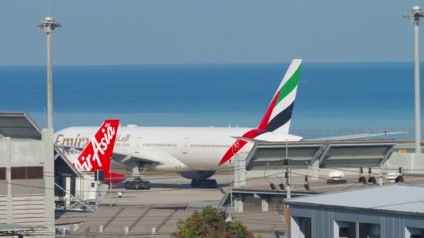 Avión de pasajeros de Emirates que llega a Phuket — Vídeos de Stock