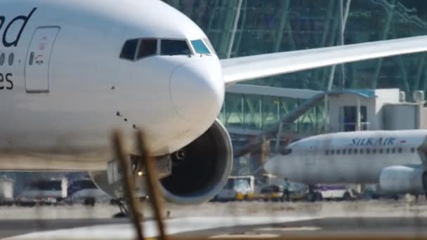 Nahaufnahme eines Fahrgastes beim Boeing — Stockvideo