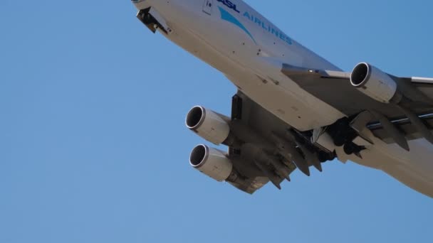 Boeing 747 взлетает над головой — стоковое видео