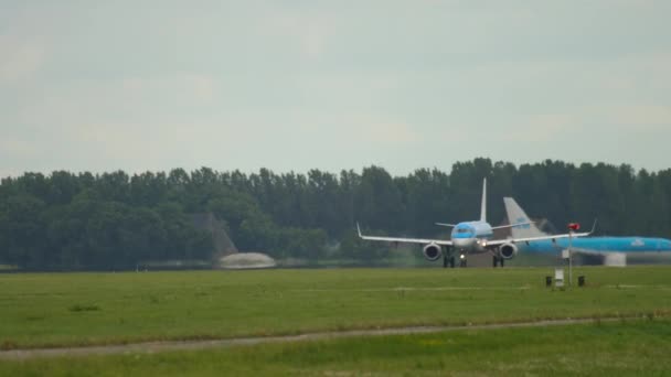 Gran avión KLM despegue — Vídeo de stock