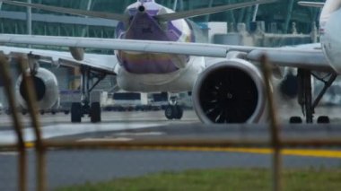 Thai Airways runway turn