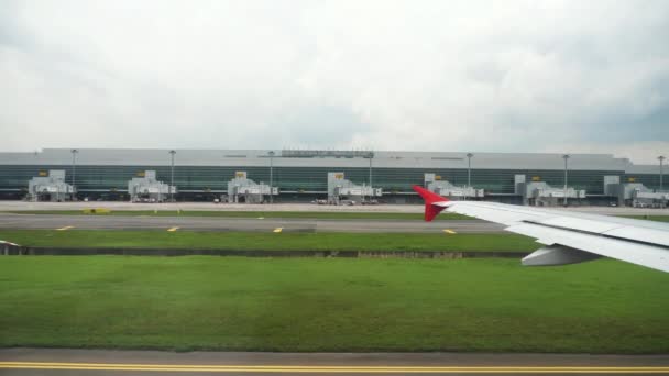 Blick aus dem Flugzeugfenster auf dem Flughafen von Singapur — Stockvideo