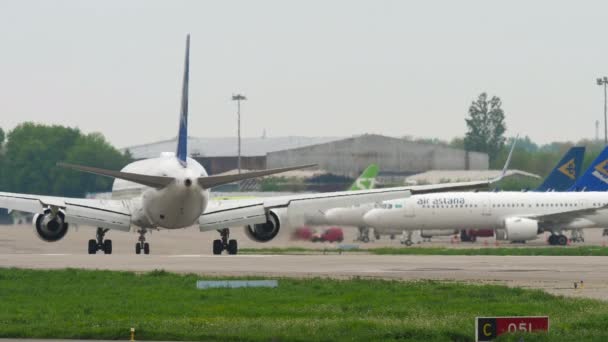 阿拉木图机场的阿斯塔纳航空公司出租车 — 图库视频影像