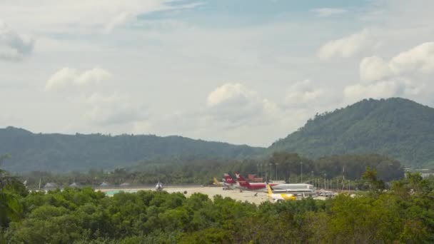 Transport traffic at the airport, view of the runway — Stockvideo