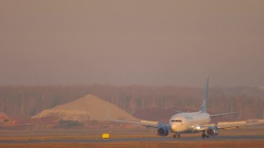 The plane arrived on an early flight