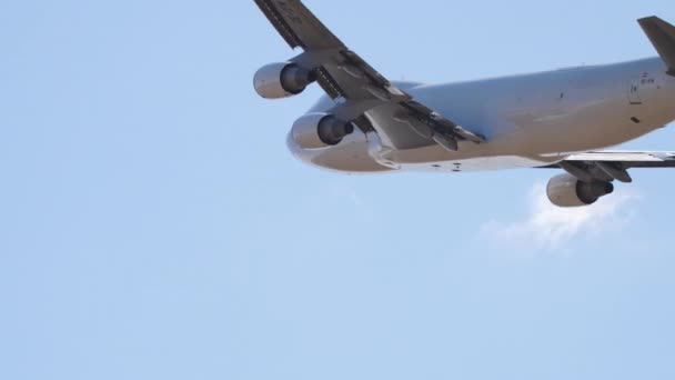 Vista trasera del avión despegando desde el aeropuerto — Vídeos de Stock