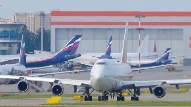 Aeropuerto Internacional Sheremetyevo de Moscú, tráfico — Vídeos de Stock