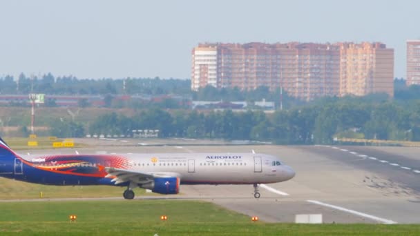 Aeroflot voo taxiação na pista — Vídeo de Stock