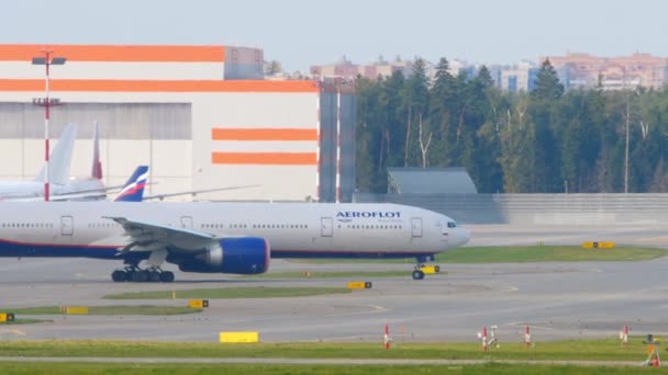 Aeroflot flight prepares for departure — Stockvideo
