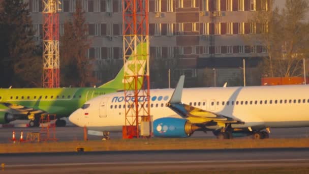 Boeing Airline Pobeda taxiën na landing — Stockvideo