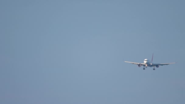 Пассажирский самолет приближается к посадке — стоковое видео