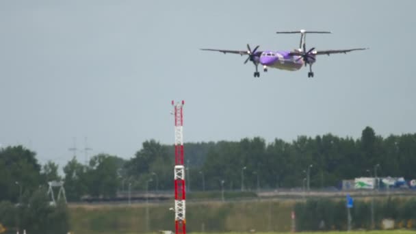 Turboprop-Flugzeug bremst nach Landung — Stockvideo