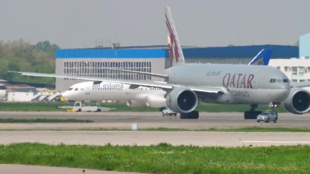 货运波音QATAR在机场滑行 — 图库视频影像