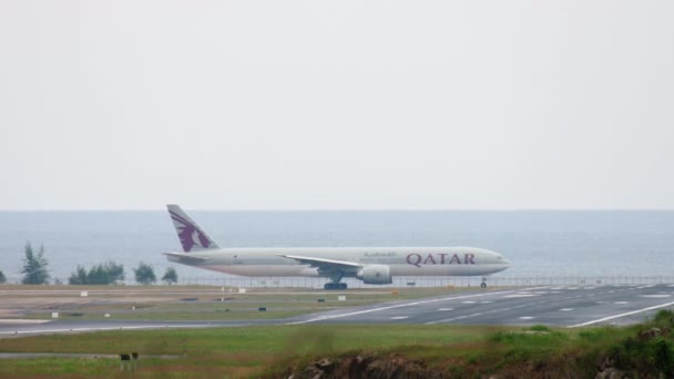 Boeing Qatar Air melakukan taksi di landasan pacu — Stok Video