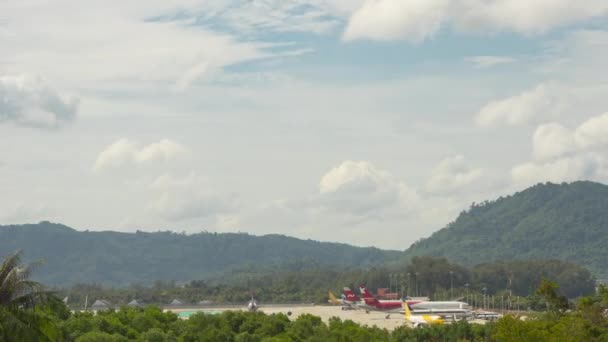 Trafic achalandé à l'aéroport de Phuket — Video