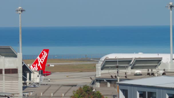 Rollendes Flugzeug auf dem Hintergrund des Meeres — Stockvideo