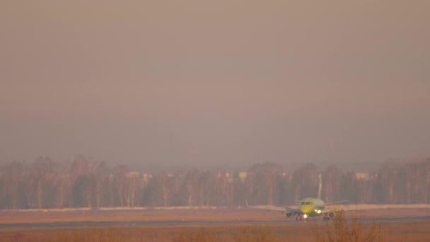 Jet S7 Airlines aterriza en el aeropuerto — Vídeo de stock