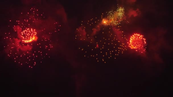 Großes Feuerwerk am Nachthimmel — Stockvideo