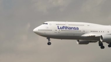 Incoming passenger Boeing 747 Lufthansa