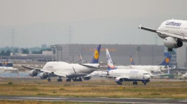 Frankfurt Havaalanı 'ndaki pist manzarası