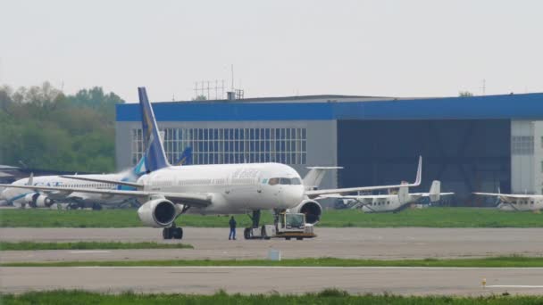 Air Astana é uma transportadora aérea da República do Cazaquistão — Vídeo de Stock