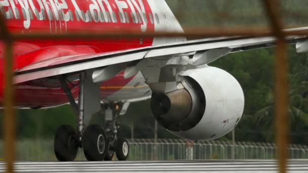 Avión comercial en lanzamiento antes del despegue — Vídeos de Stock