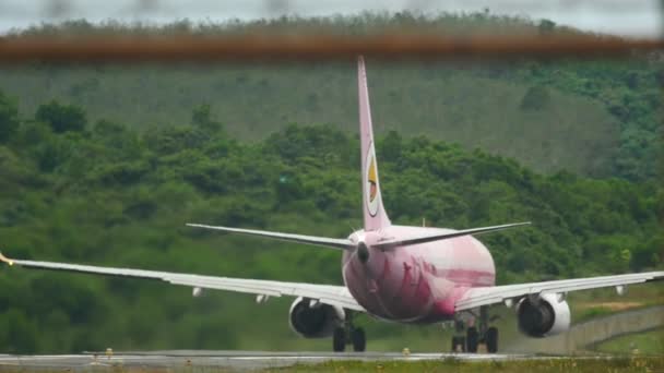 Vista trasera de la aeronave acelerando antes del despegue — Vídeos de Stock