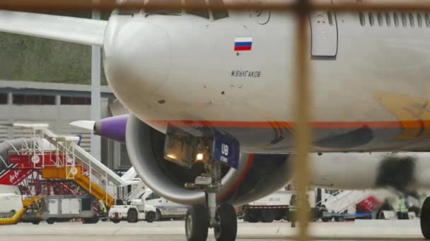 Aircraft of Aeroflot in the Phuket airport — Stockvideo