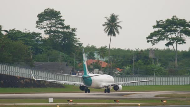 Phuket airport runway — Stok video