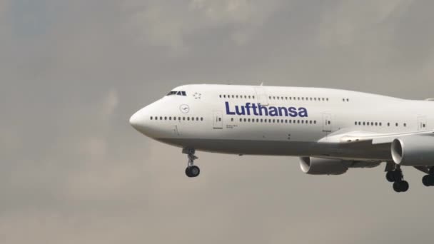 Входящий пассажир Boeing 747 Lufthansa — стоковое видео