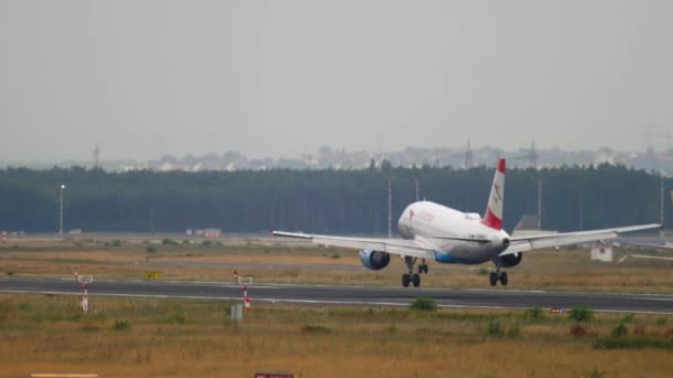 乗客の飛行機が地面に触れる — ストック動画