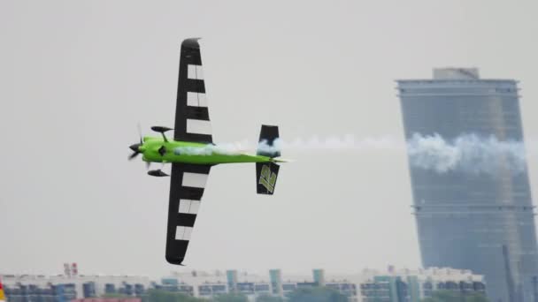 Sport vliegtuigshow van vliegtuigen in Kazan — Stockvideo