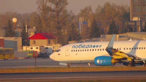 Boeing 737 de las aerolíneas Pobeda taxiing — Vídeos de Stock