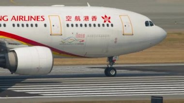 Hong Kong Havayolları kalkıyor.