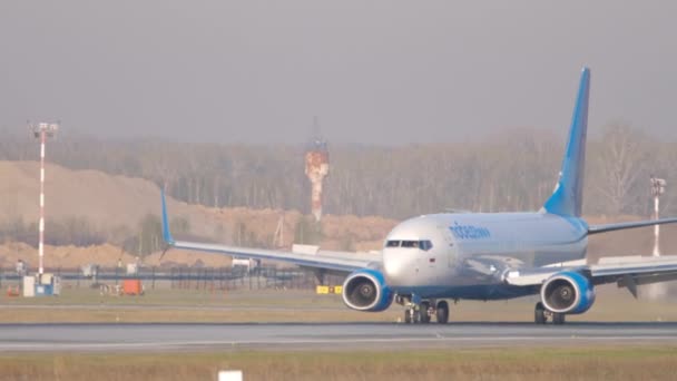 飛行機が到着し滑走路を減速しています — ストック動画